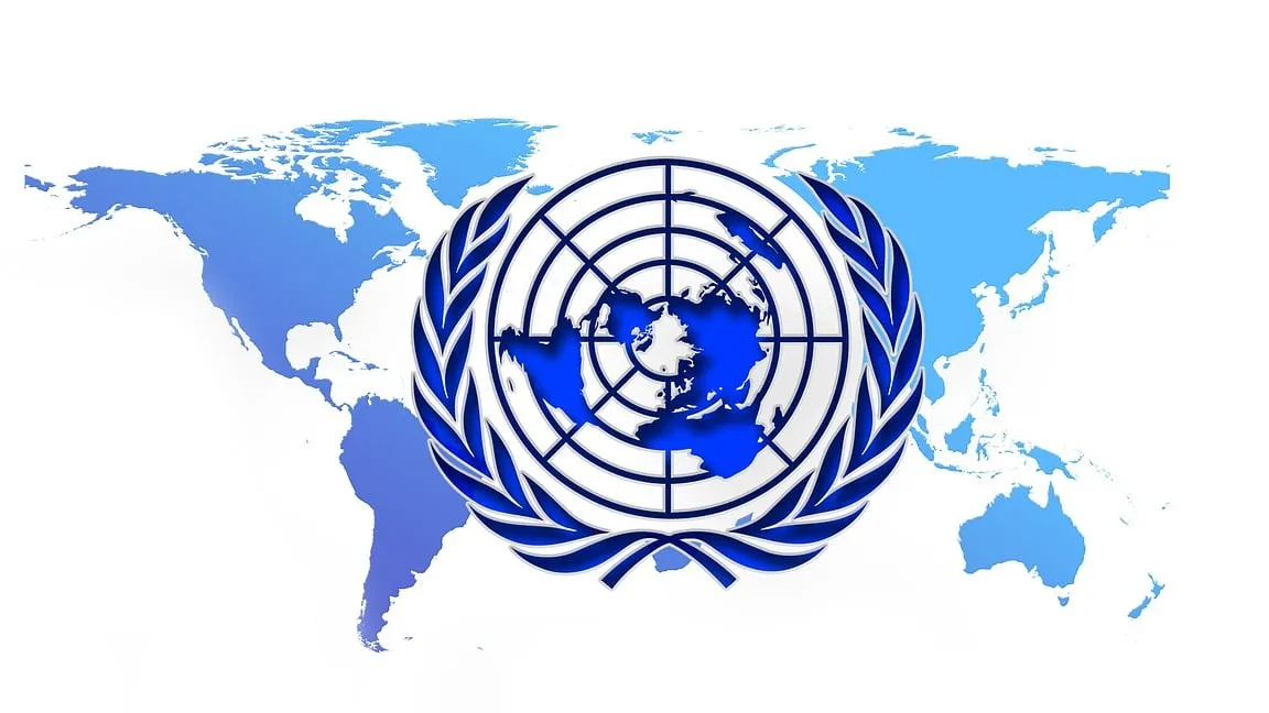 Logo der Vereinten Nationen auf einer blau gefärbten Weltkarte